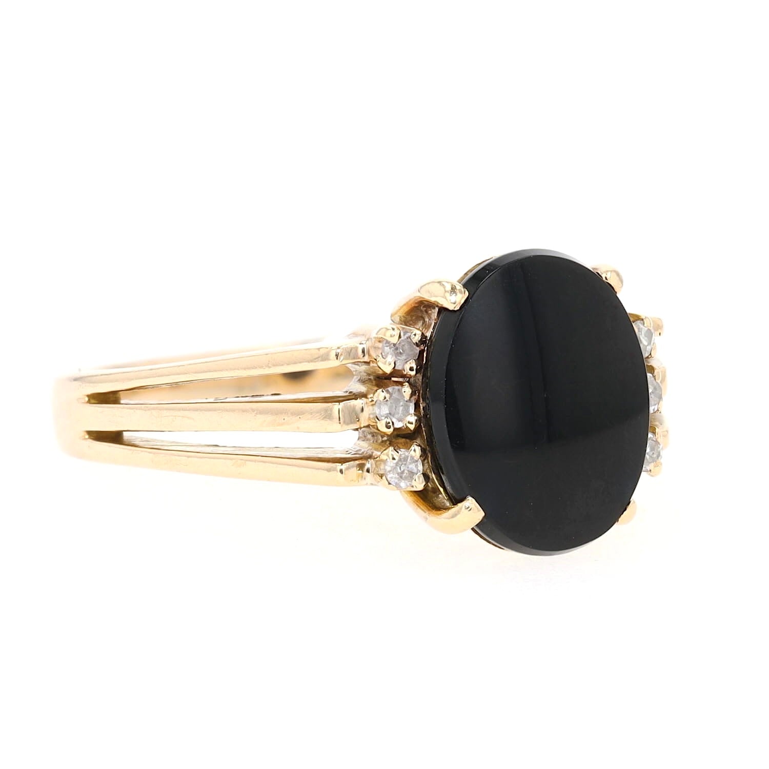 Ring in 585 yellow gold with an onyx plate and diamonds, , turned horizontally to the right