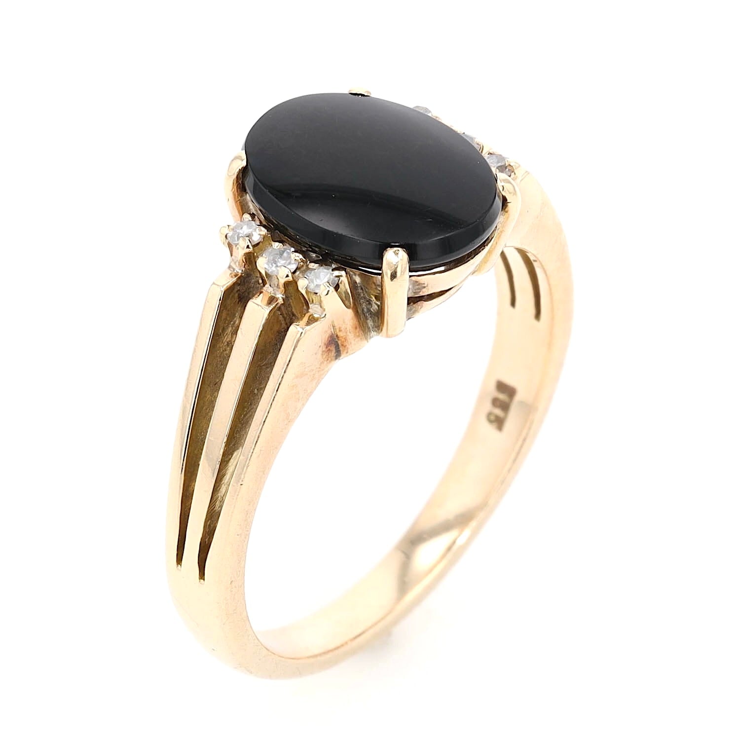 Ring in 585 yellow gold with an onyx plate and diamonds, standing