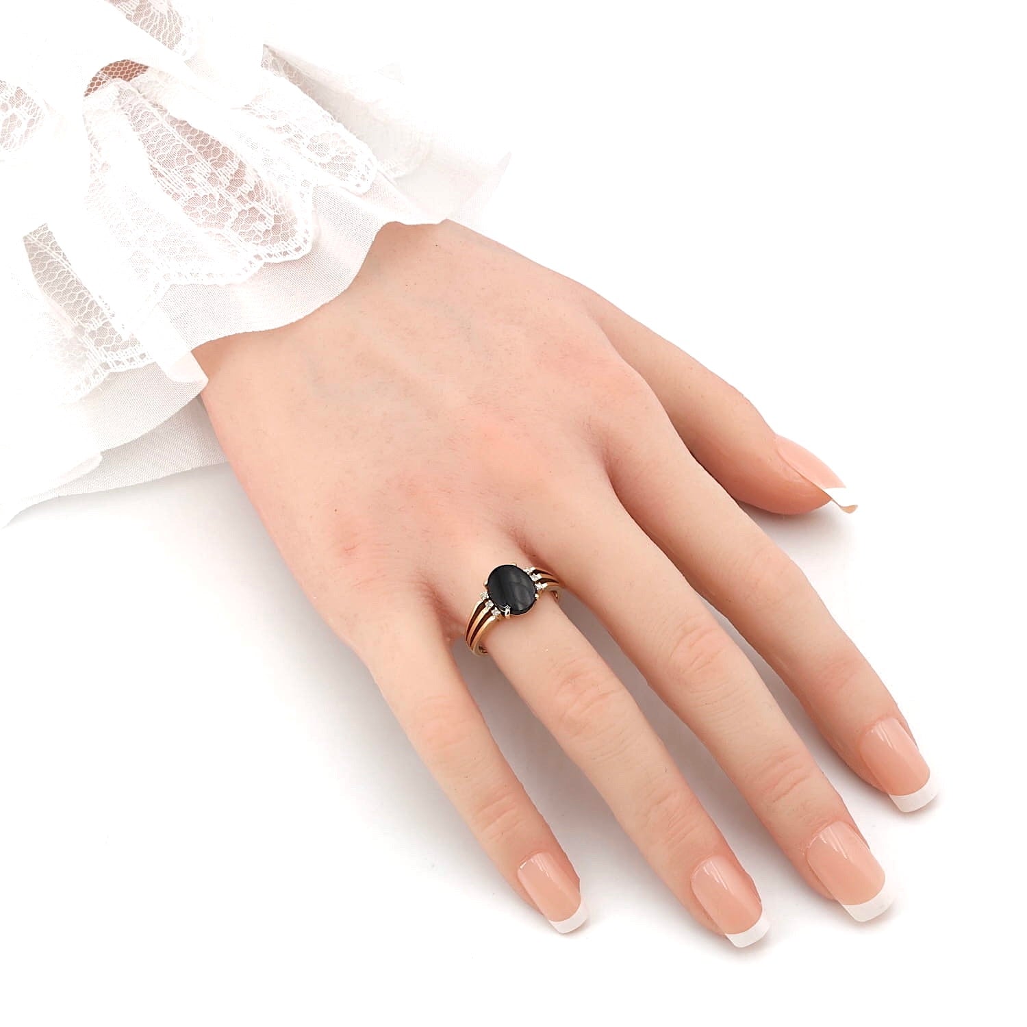 Ring in 585 yellow gold with an onyx plate and diamonds, on the hand