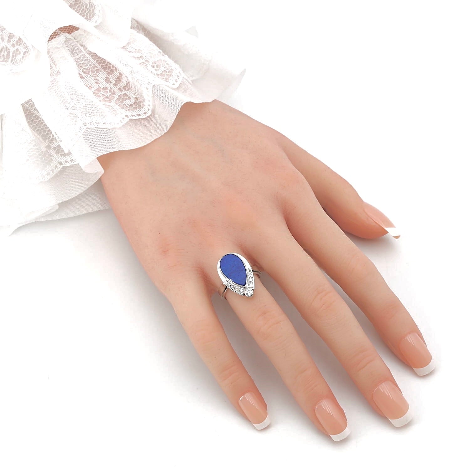 Vintage ring in 585 white gold with a lapis lazuli, brilliants and diamonds, on the hand