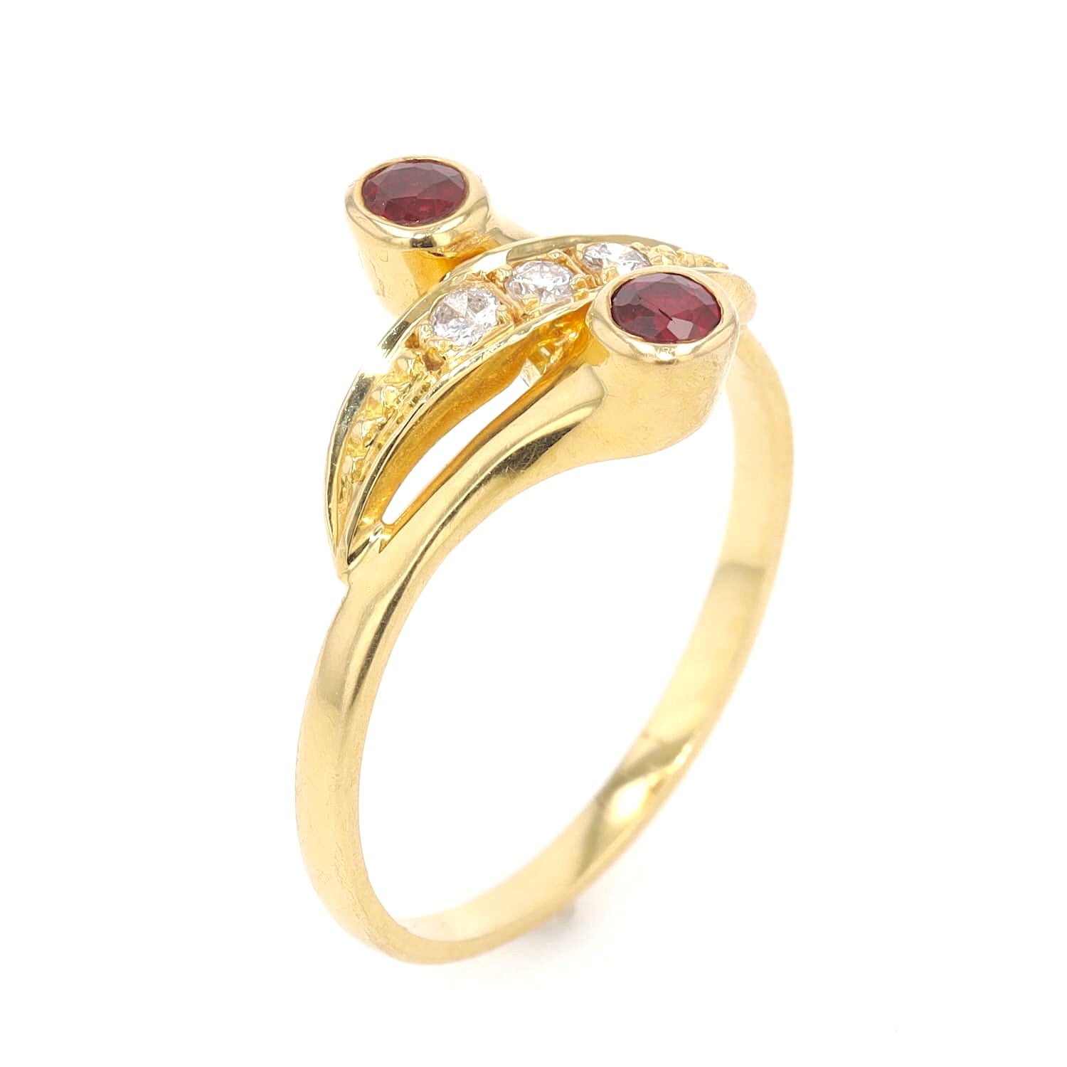 Ring in 750 yellow gold with rubies and brilliants, on the hand