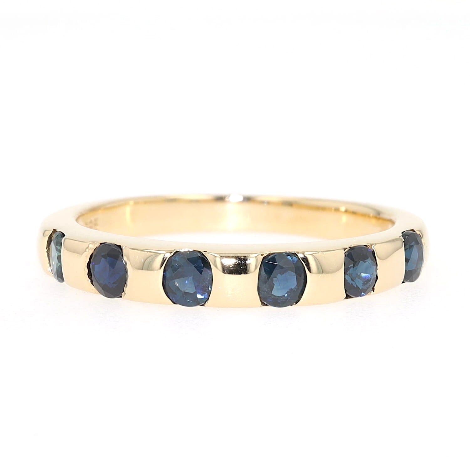 Ring in 585 yellow gold with blue sapphires, lying frontally