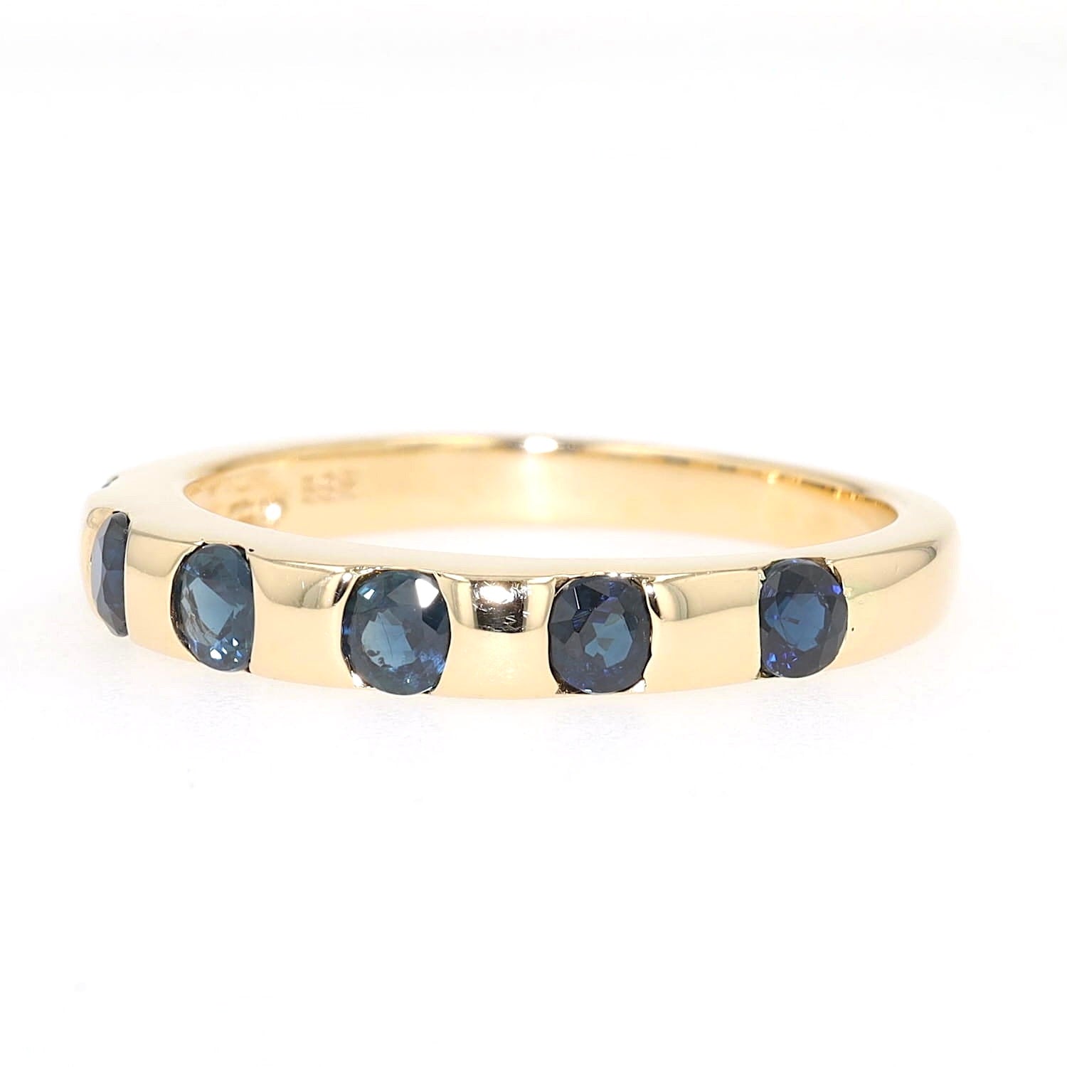 Ring in 585 yellow gold with blue sapphires, turned horizontally to the left