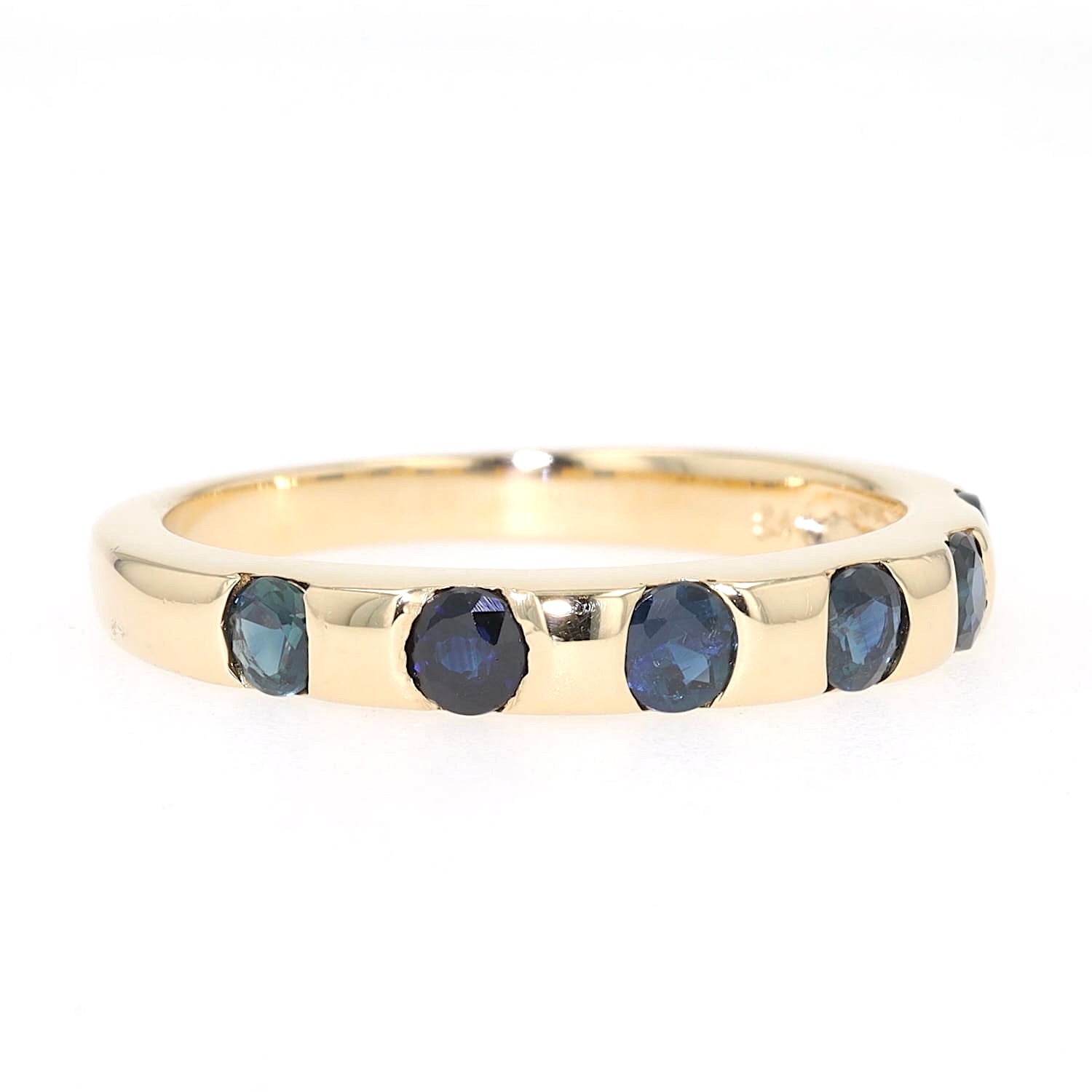 Ring in 585 yellow gold with blue sapphires, turned horizontally to the right