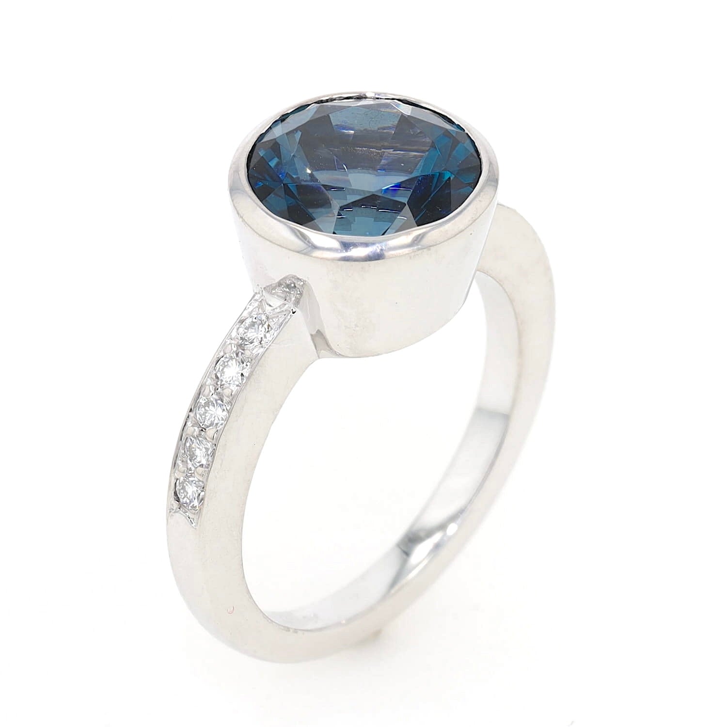 Willer brand ring in 750 white gold with a topaz and brilliants, standing top view