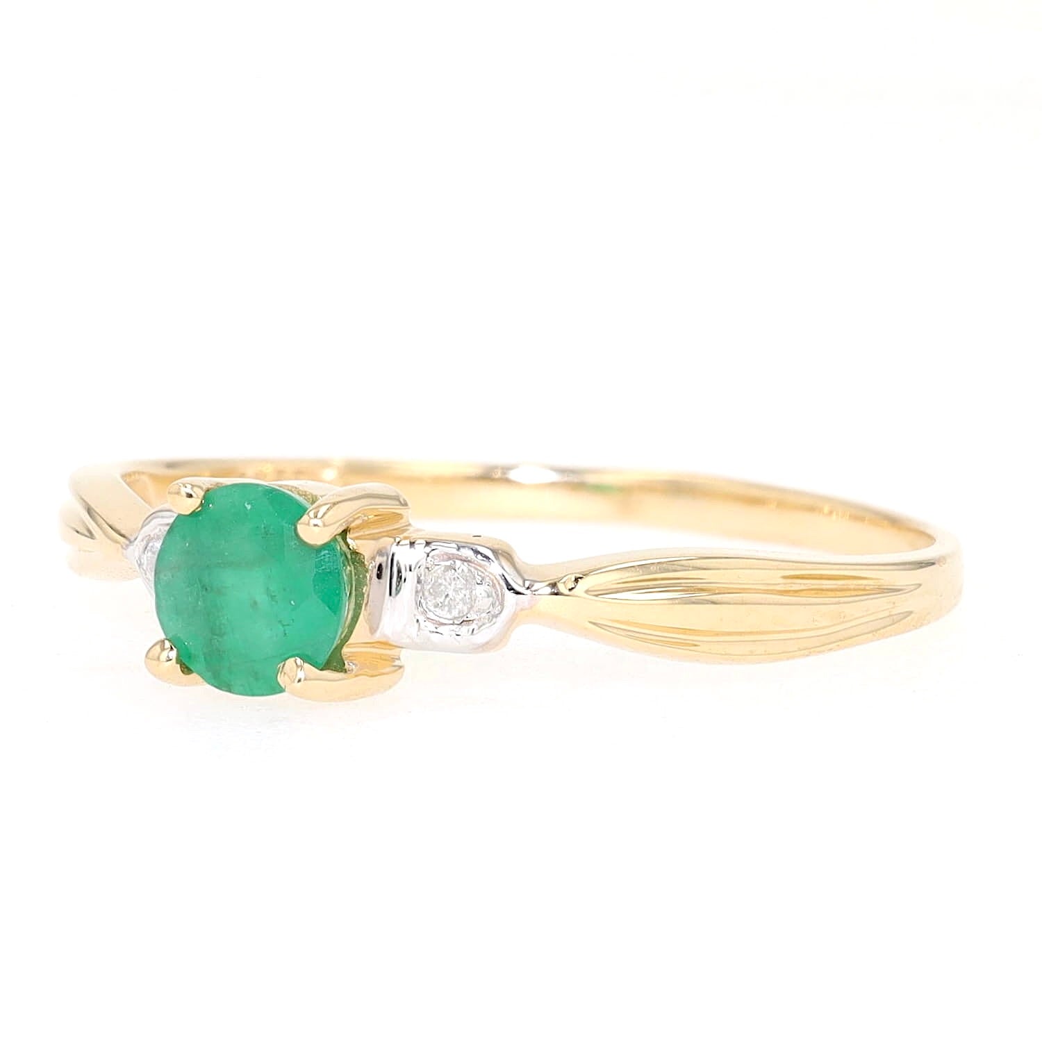 Ring in 585 yellow gold with an emerald and brilliants, turned horizontally to the left