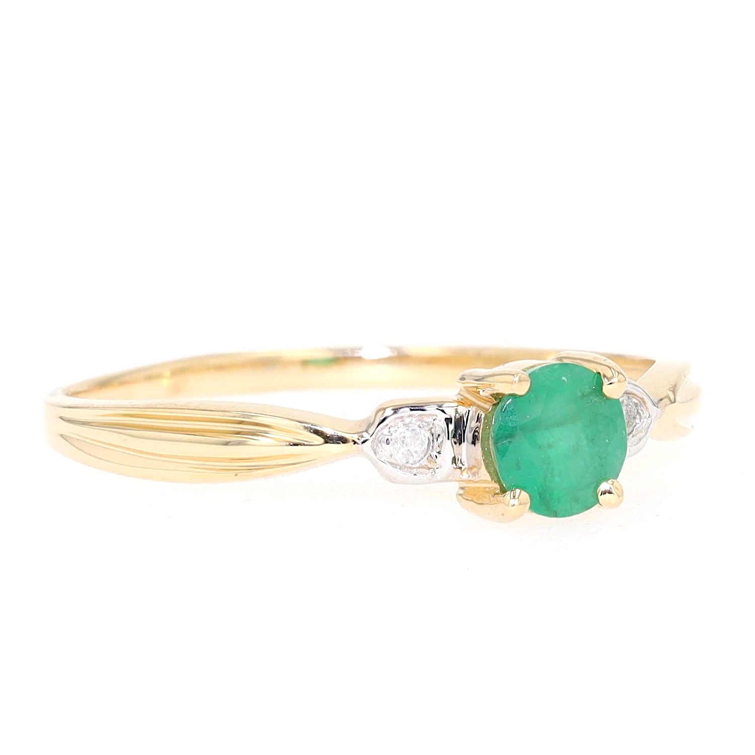 Ring in 585 yellow gold with an emerald and brilliants, turned horizontally to the right