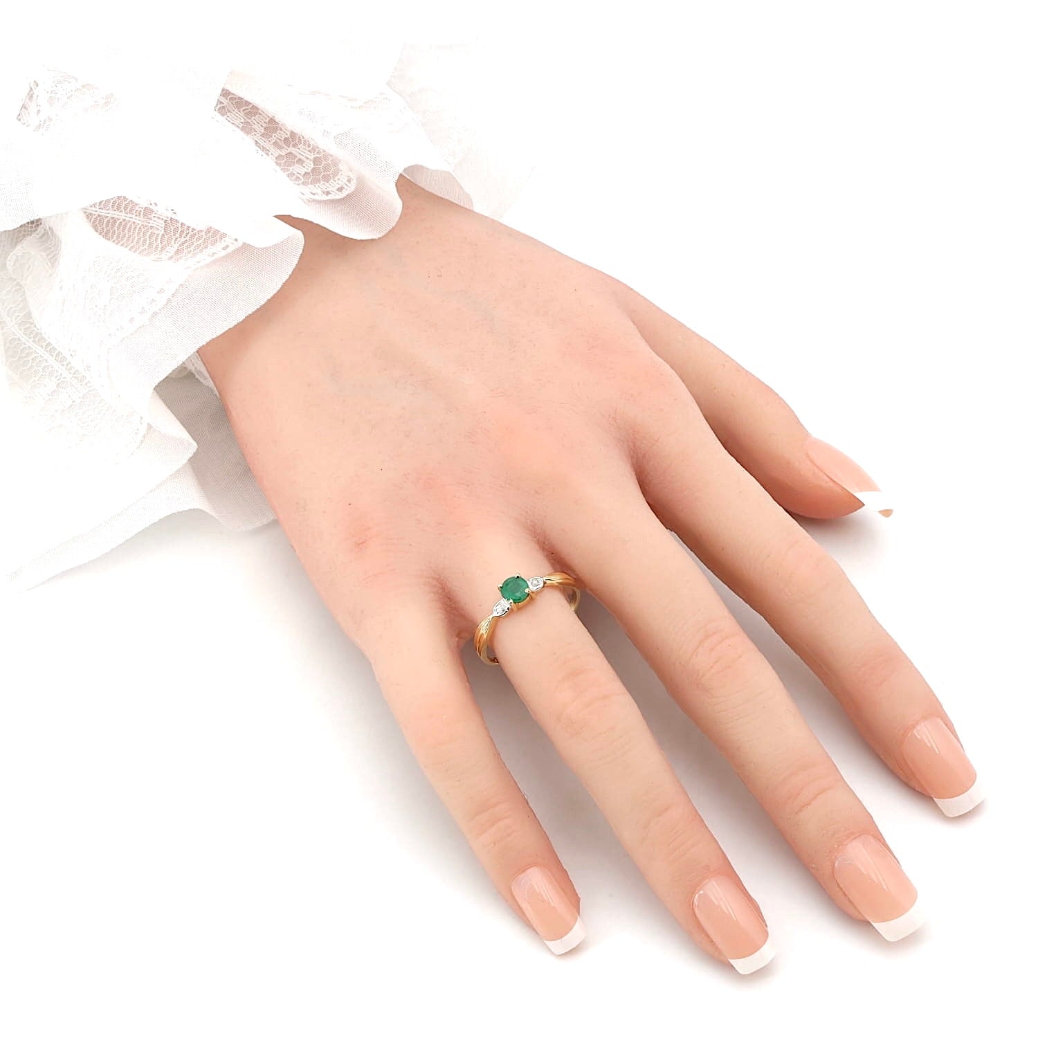 Ring in 585 yellow gold with an emerald and brilliants, on the hand