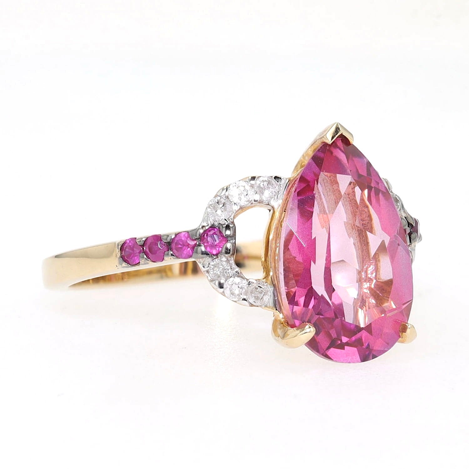 Ring in 375 yellow gold with a pink topaz, sapphires and brilliants, turned horizontally to the right