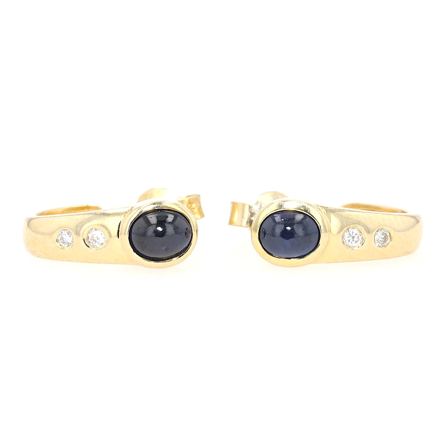 Half hoop earrings in 585 yellow gold, each with a sapphire and brilliants, lying frontally