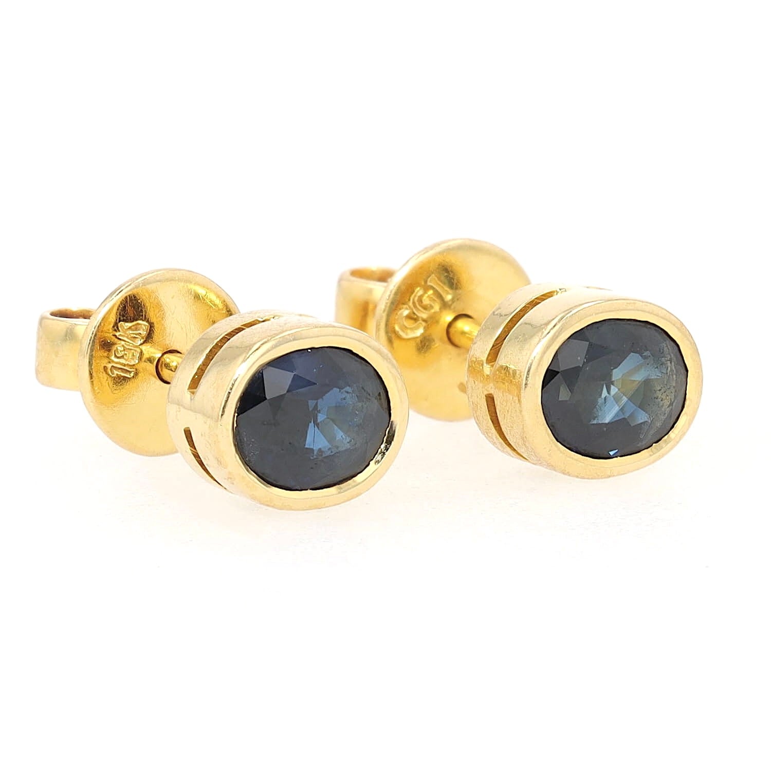 Pair of vintage ear studs in 750 yellow gold, each with a sapphire, turned horizontally to the right