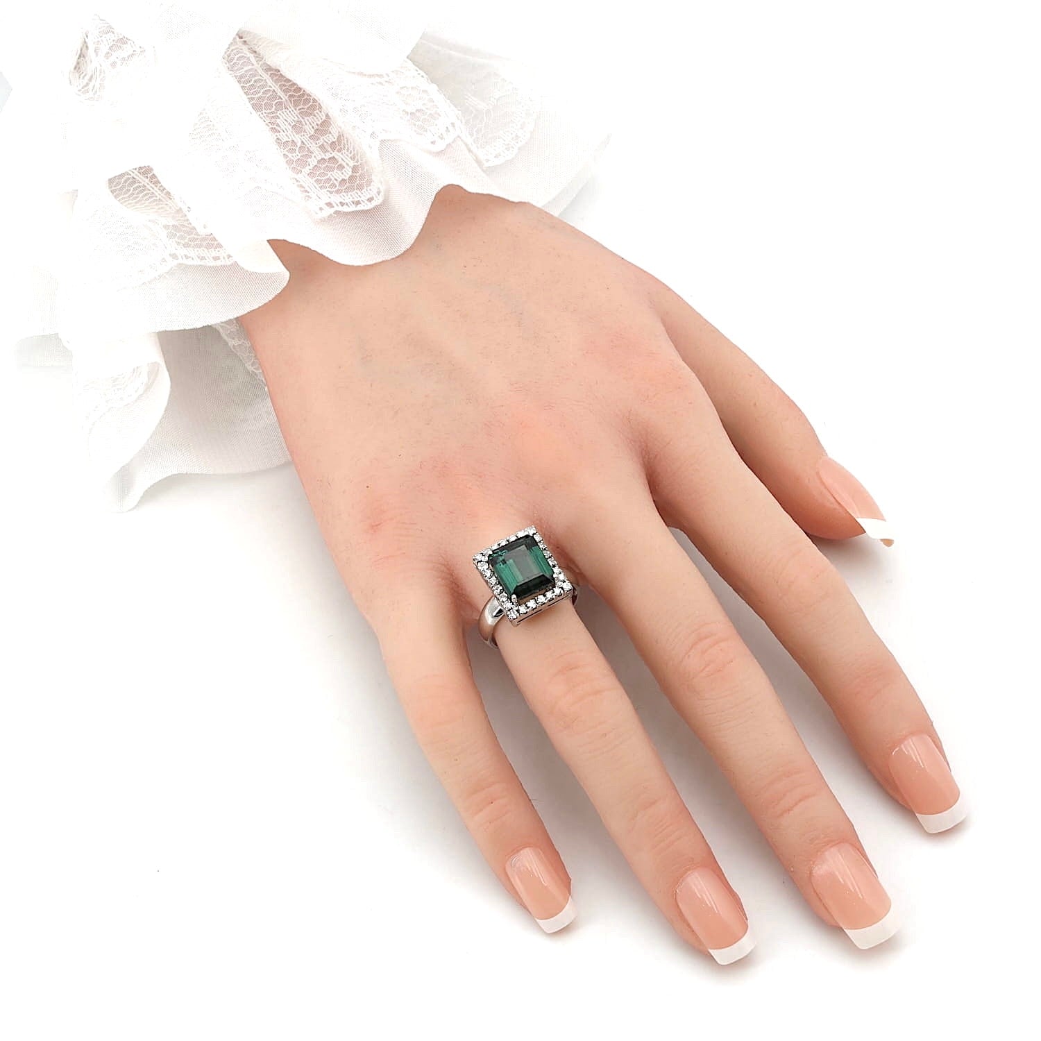 Cluster ring in 750 white gold with a tourmaline and diamonds, on the hand