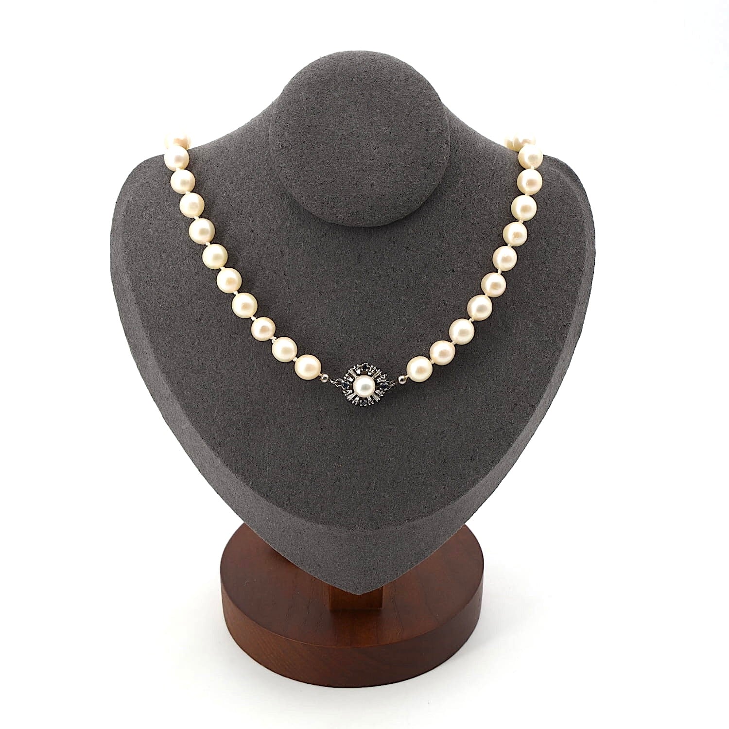 Akoya cultured pearl necklace with a 585 white gold clasp with sapphires, at the bust