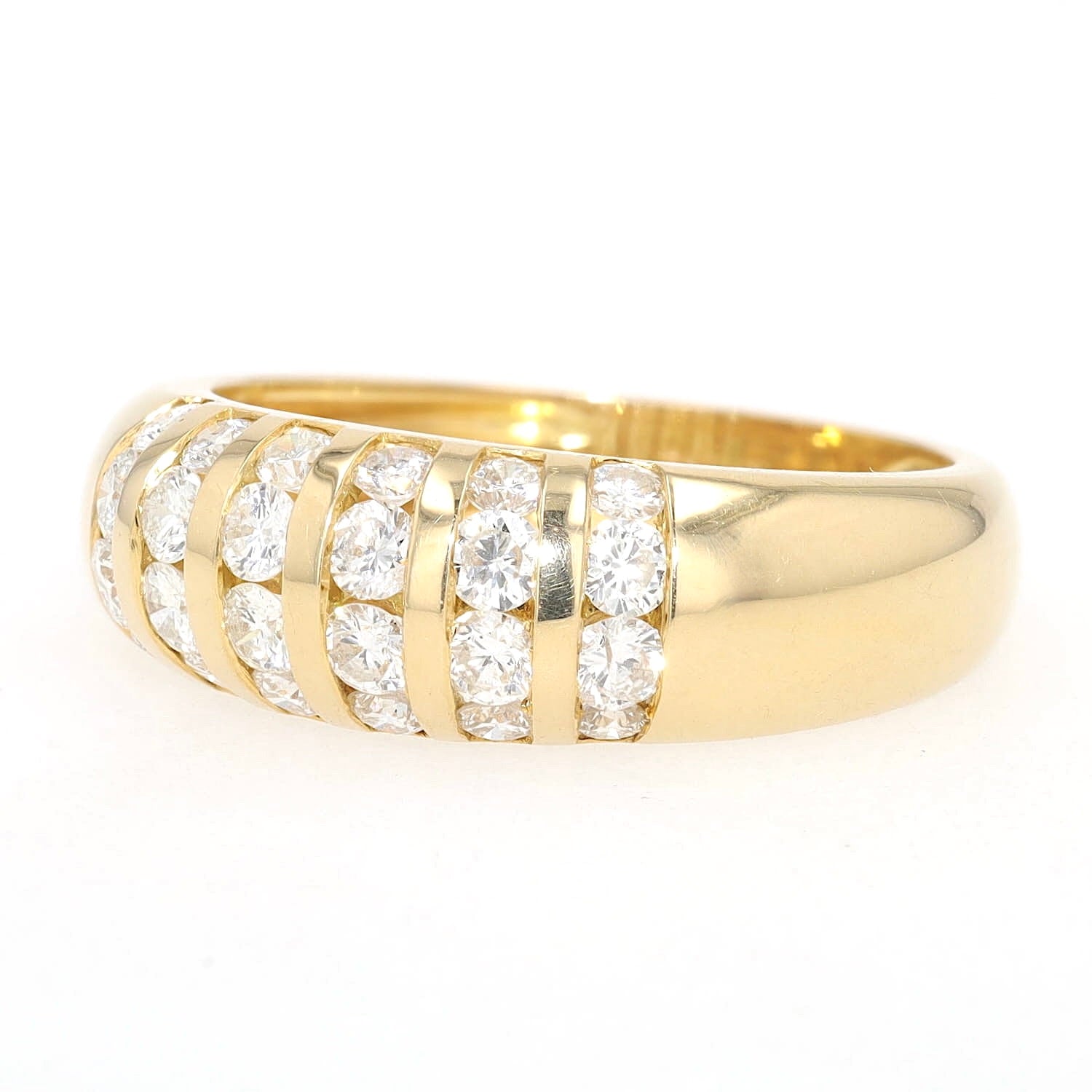 Ring in 750 yellow gold with approx. 0.90 ct brilliants, turned horizontally to the left