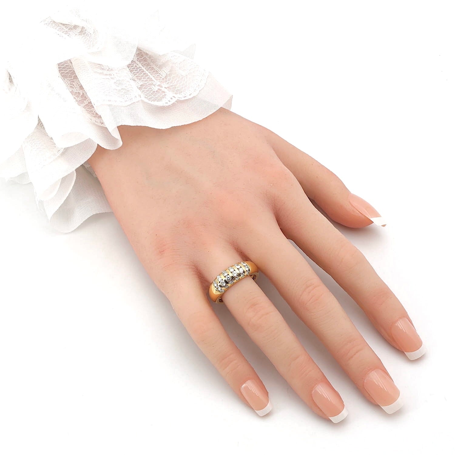 Ring in 750 yellow gold with approx. 0.90 ct brilliants, on the hand