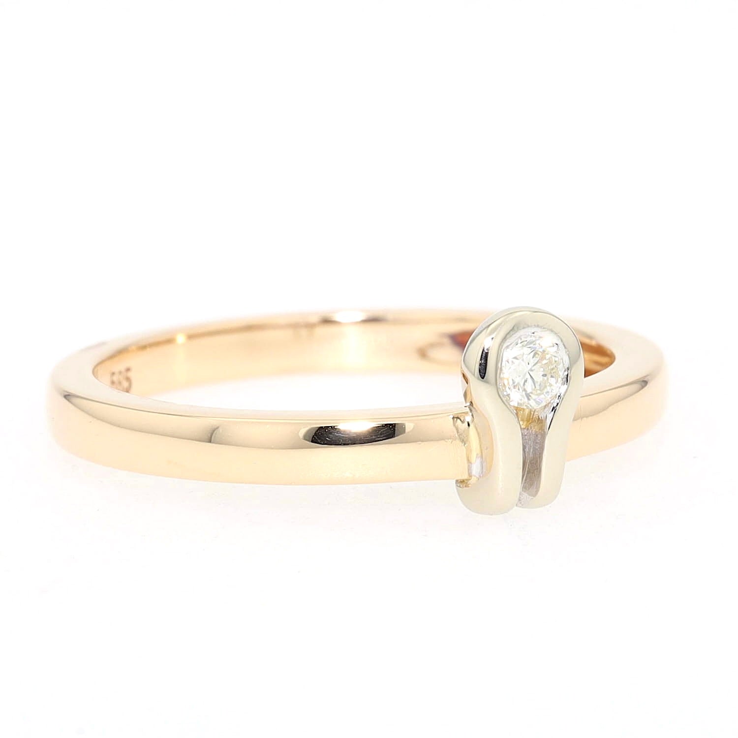 Ring 585 yellow gold with a brilliants, turned horizontally to the right