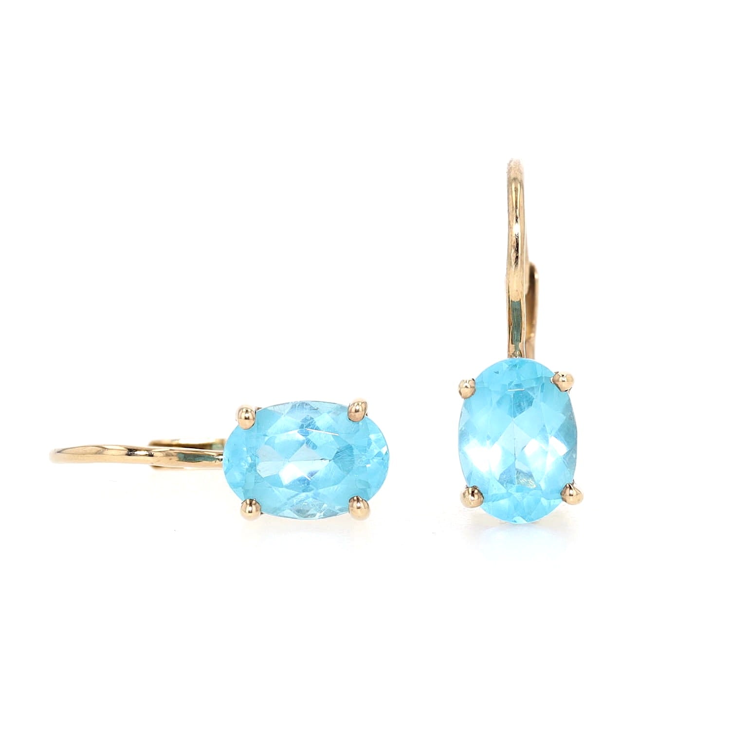 Pair of earrings in 333 yellow gold, each with an apatite, one standing and one lying frontally