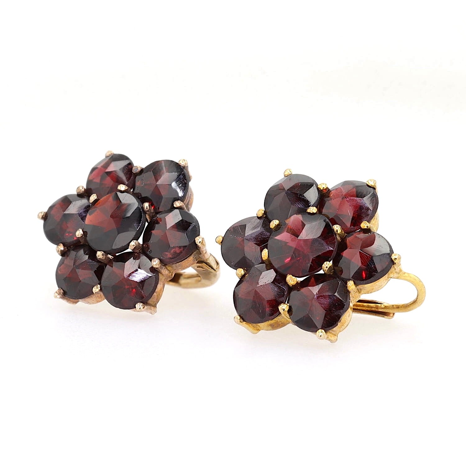 Earrings in 333 yellow gold with garnets, turned horizontally to the left