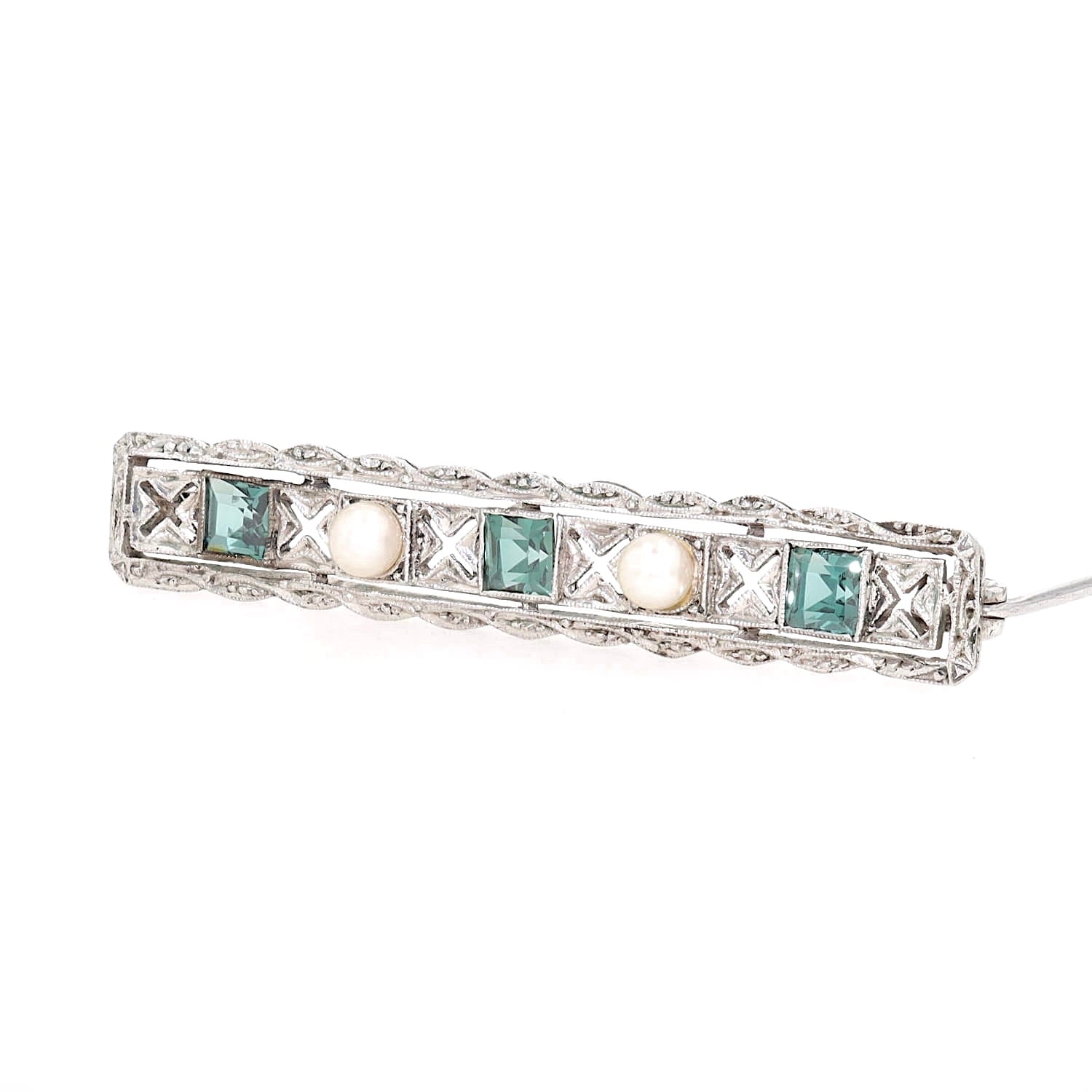 Vintage brooch in 925 silver with cultured pearls and green synthetic spinels, set up turned to the left