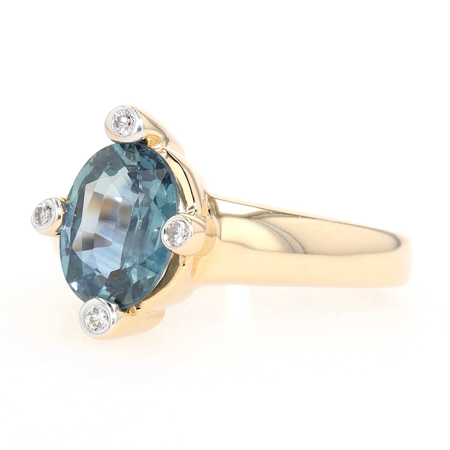Ring in 585 yellow gold with a blue sapphire and brilliants, turned horizontally to the left