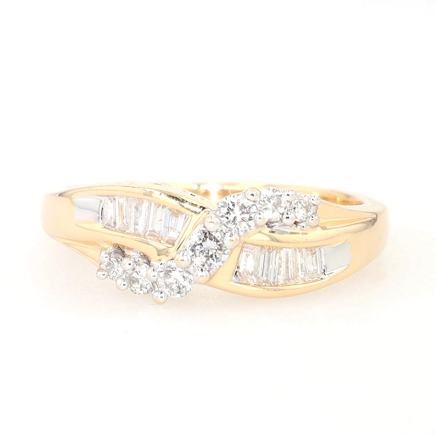Ring in 585 yellow gold with approx. 0.45 ct brilliants and diamonds, lying frontally
