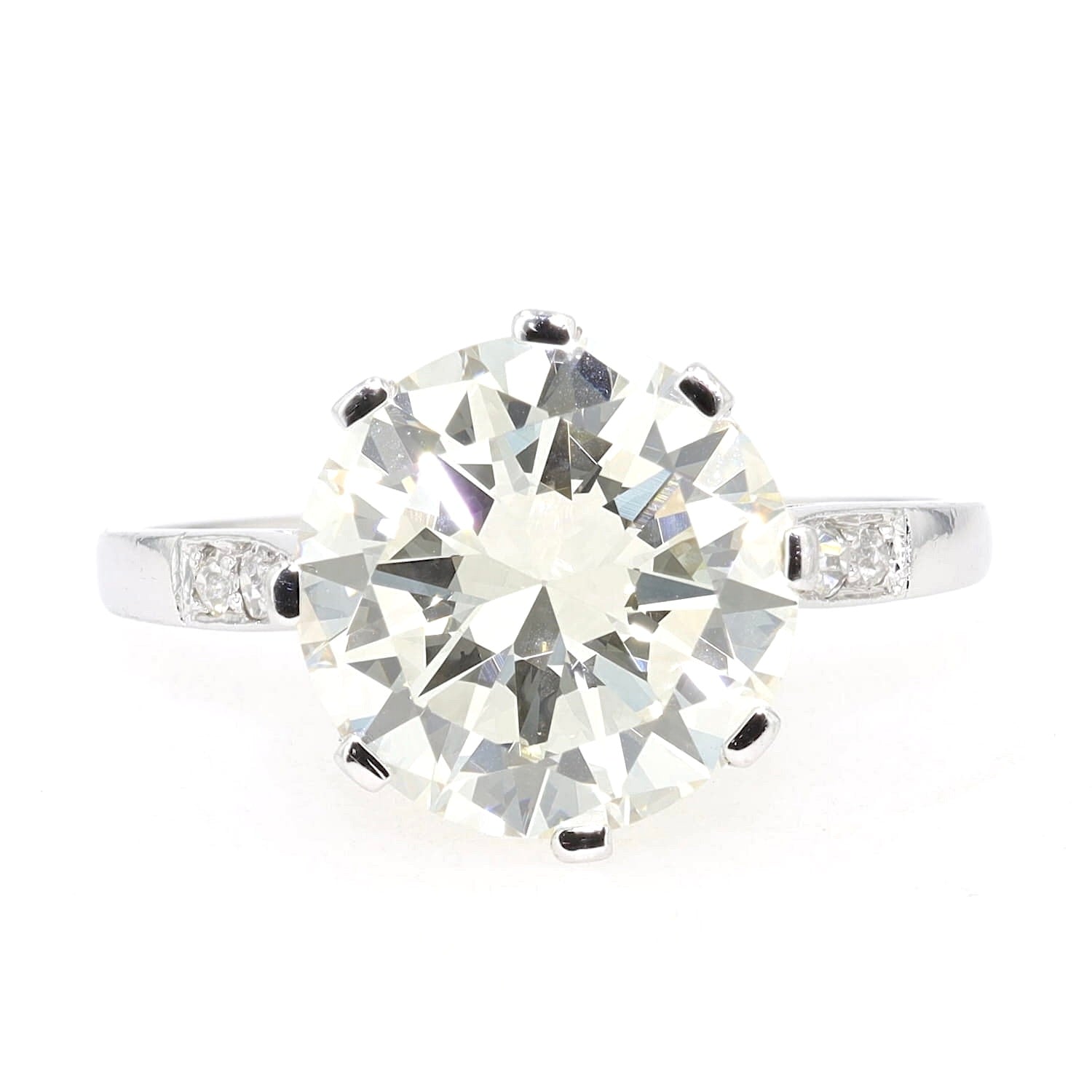 Exclusive Art Deco ring in platinum with a brilliants approx. 3.93 ct and diamonds, lying frontal